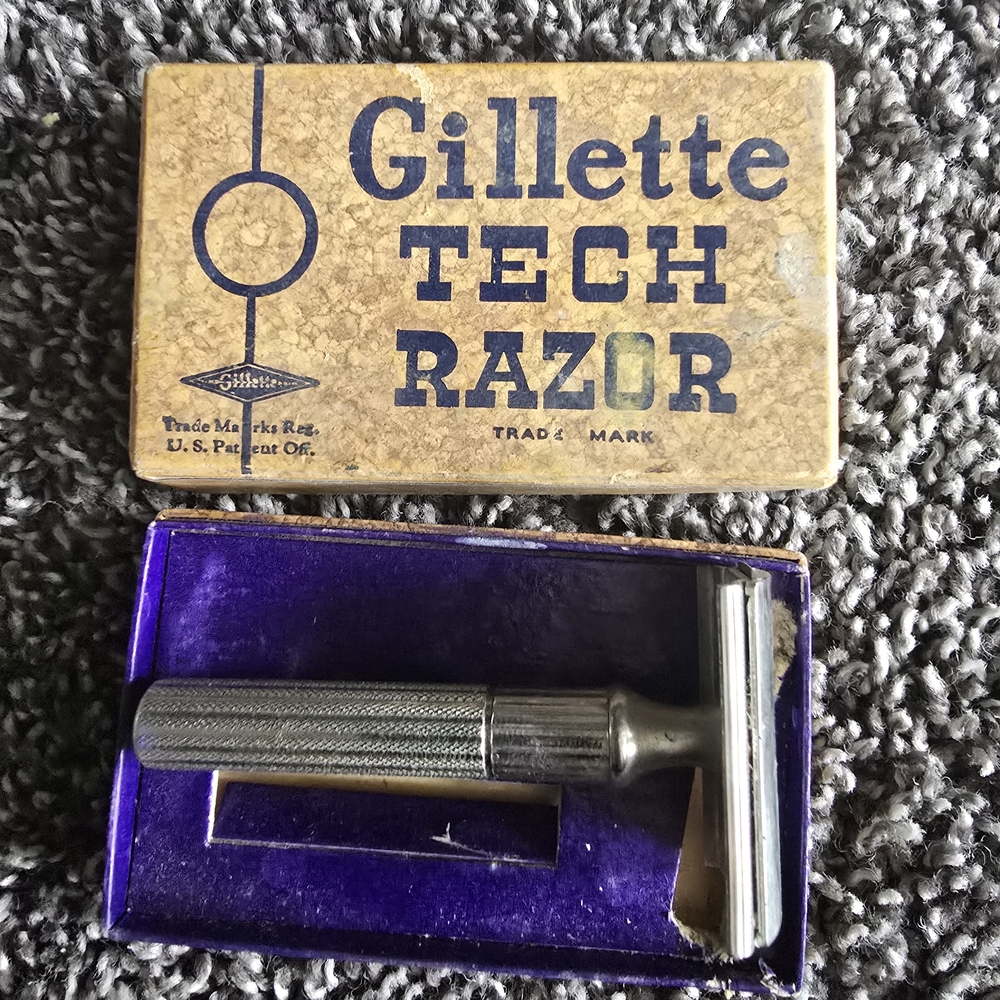 Gillette Tech Razor - Classic Silver Shaving Tool